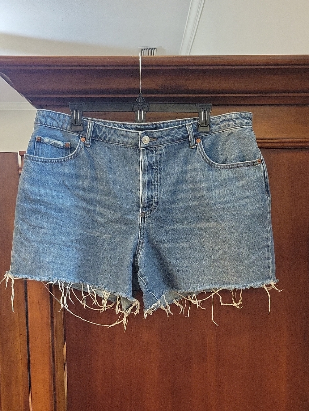 House Of Harlow 1960 | Button Fly Jean Shorts Medium Wash Raw Hem - Size 32